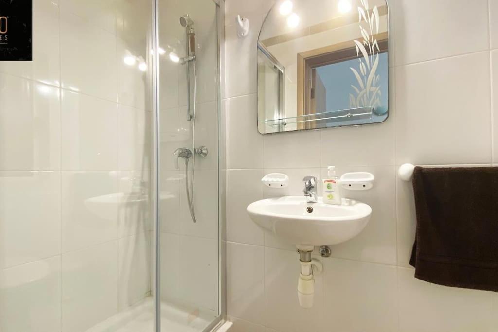 Apartment Beautiful, Notch 1 Bedroom Just Off The Coast By 360 Estates